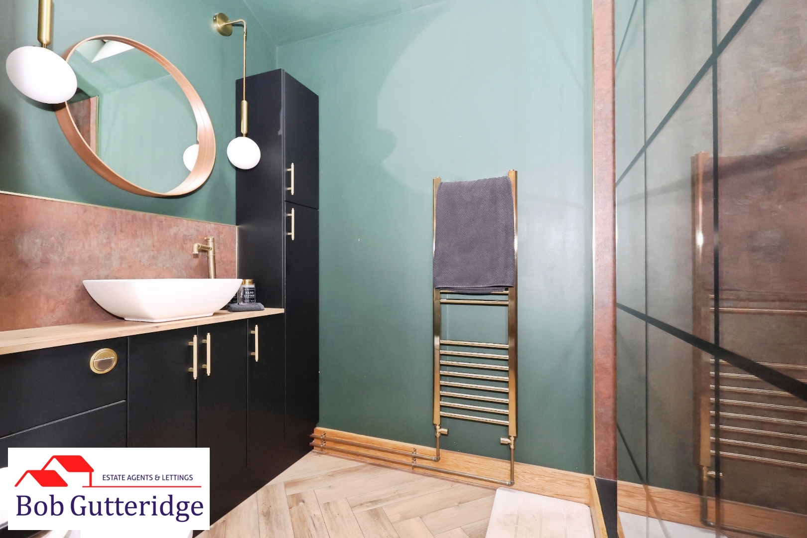 LUXURY GROUND FLOOR SHOWER ROOM